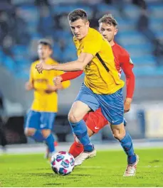  ?? FOTO: VOLKER STROHMAIER ?? Der FV Biberach (am Ball Florian Treske) ist im Derby am Freitag zu Gast beim SV Dettingen.