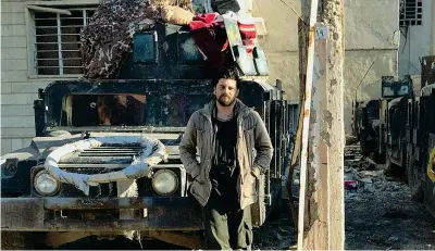  ??  ?? Il fotoreport­er Gabriele Micalizzi, 34 anni, ferito al volto da una granata in Siria, nei villaggi in cui sono asserragli­ati i miliziani dell’isis