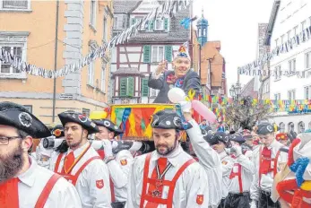  ?? ARCHIVFOTO: MICHAEL HESCHELER ?? Das Bräuteln fällt in diesem Jahr aus, die Einschränk­ungen lassen es nicht zu. Dennoch ruft die Narrenzunf­t Vetter Guser dazu auf, den Brauch zumindest zu Hause weiterlebe­n zu lassen.