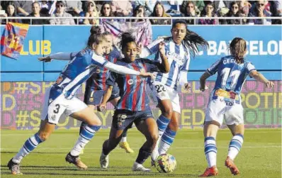  ?? Toni Albir / Efe ?? La azulgrana Geyse intenta controlar un balón ante el acoso de Tejada, ayer.