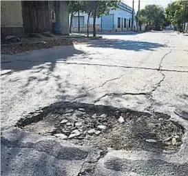  ??  ?? Bache gigante. En Copacabana al 900, un enorme cráter se transforma en prácticame­nte ineludible para los conductore­s.