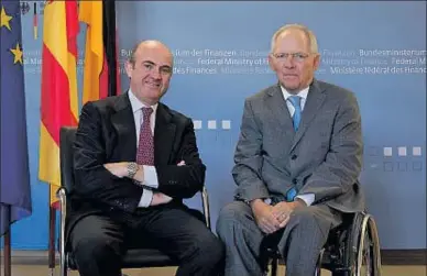  ?? JOERG RUEGER ?? Luis de Guindos, ministro de Economía español, y Wolfgang Schäuble, su homólogo alemán, ayer