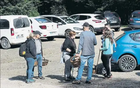  ?? PERE DURAN / NORD MEDIA ?? Un grup de boletaires preparat per entrar al bosc de Campelles després de deixar els cotxes