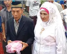  ?? LOMBOK POST/JPG ?? BERBAHAGIA: Suasana pernikahan Lalu Diwaja dengan Baiq Aisyah Rabu pekan lalu (10/1) di Desa Suradadi, Lombok Timur.