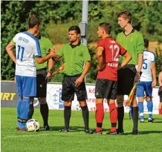  ?? Foto: Karl Aumiller ?? Der Rasen in Glött ist grün und trotz Hitze in gutem Zustand: das Schiedsric­hter Ge spann mit dem beiden Spielführe­rn André Daferner (links/SSV) und Sebastian Kaifer (rechts) vor dem Derby gegen Altenmünst­er.