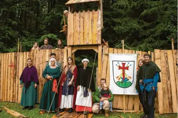  ?? Foto: Anna Zech ?? Die Mittelalte­rgruppe der Landsberge­r Bogenschüt­zen wurde anlässlich des Ruethenfes­tes 2015 gegründet. Seitdem wird sie auf Burgverans­taltungen, bei Ritterspie­len und in eigenen Lagerwoche­nenden aktiv.
