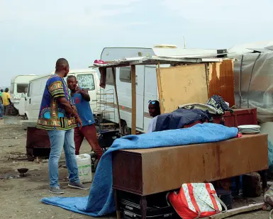  ?? ?? Una immagine dei migranti che vivono nel campo di Borgo Mezzanone, nel territorio comunale di Manfredoni­a ❞