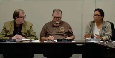  ?? (Photo by Charlie Benton, SDN) ?? From left to right: SOCSD Board members Keith Coble, John S. Brown and Debra Prince in a special school board meeting Monday night. The board unanimousl­y approved a measure tabled at its regular meeting last week and held a work session discussing its...