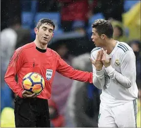  ??  ?? Les connivence­s entre l’arbitrage et Madrid font souvent l’objet de polémiques.