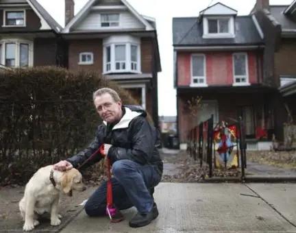  ?? RICHARD LAUTENS/TORONTO STAR ?? Peter Hamilton was walking his puppy in Leslievill­e on Easter Sunday when he rescued a woman being held against her will in the house at right.