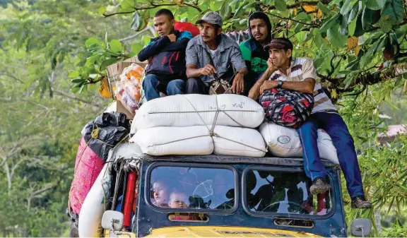  ?? FOTOS JULIO CÉSAR HERRERA ?? Los habitantes de cinco veredas de Cáceres lo dejaron todo por el miedo a los combates. Fuerza Pública ya hace presencia.