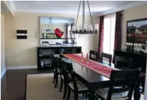  ??  ?? The addition of damask wallpaper transforme­d the feature wall into a focal point in this elegant dining room with its art collection.