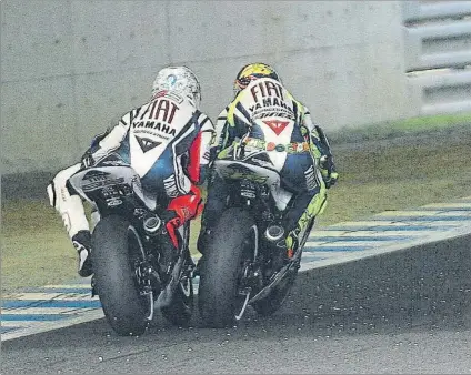  ?? FOTO: SIMONE ROSA ?? Rossi y Lorenzo en Motegi 2010. Ni hubo órdenes de equipo entonces, cuando Lorenzo se jugaba el título, ni las va a haber ahora