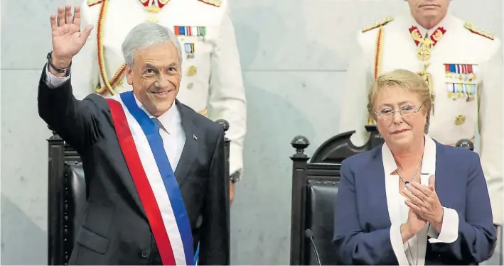  ?? AFP ?? Institucio­nalidad. El nuevo presidente, Sebastián Piñera y su antecesora, Michelle Bachelet, ayer, en el traspaso de mando en la ciudad portuaria de Valparaíso, sede del Parlamento.