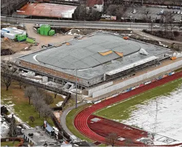  ?? Foto: Harald Langer ?? Gegenüber dem Kaufbeurer Hauptbahnh­of entsteht das neue Eisstadion. Die Eröffnung der Erdgas Schwaben Arena ist für den Spätsommer geplant.