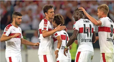  ?? FOTO: MAURER/DPA ?? Die Stuttgarte­r Mannschaft um Kapitän Christian Gentner (Zweiter von links) gilt als Topfavorit in der 2. Bundesliga.