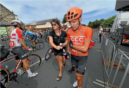  ?? GETTY IMAGES ?? Kiwi leader Patrick Bevin is led away to hospital after crashing out yesterday.