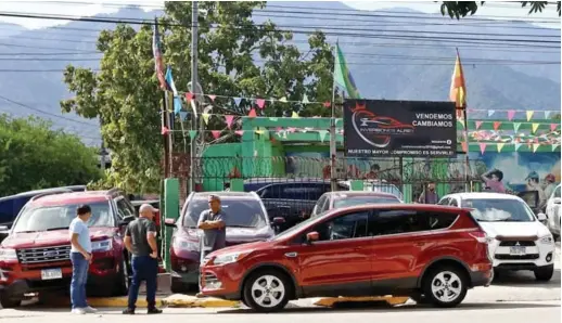  ?? FOTO: FRANKLIN MUÑOZ. ?? ACTIVIDAD. En el barrio La Granja se halla este autolote, adonde se venden y cambian carros.