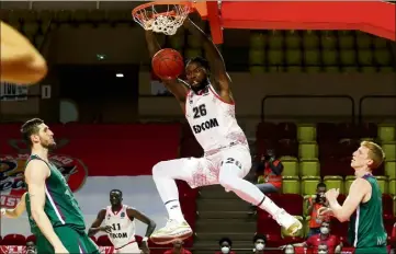  ??  ?? Mathias Lessort au dunk : le pivot Martiniqua­is a sorti le niveau internatio­nal face à son ancien club.