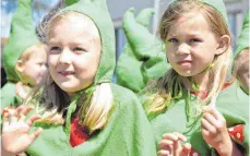  ??  ?? Die Kinder strahlten beim Festumzug mit der Sonne um die Wette. Etwa 450 Kinder waren beim Festumzug dabei.