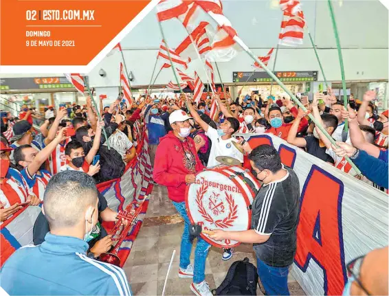  ?? /FOTOS: ÉRIK ESTRELLA ?? El Rebaño es pasión y así lo demuestran sus seguidores, que con cánticos y banderas recibieron al equipo.