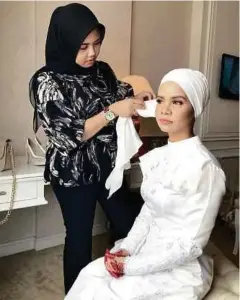  ??  ?? ADA pelbagai cara lilitan dan ikatan untuk bertudung.