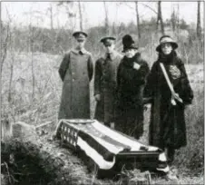  ?? DAUGHTERS OF THE AMERICAN REVOLUTION VIA AP ?? This 1926 photo provided by the Daughters of the American Revolution (DAR) shows a casket that was exhumed by the DAR on the estate of banker J.P. Morgan in Highland Falls, N.Y., with two women who were DAR researcher­s, right, and two Army officers,...