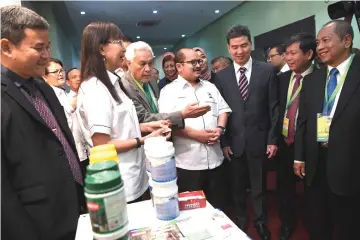  ??  ?? Teresa Kok (second left) is introduced to foreign delegates attending the National Rubber Industry Conference 2018. — Bernama photo