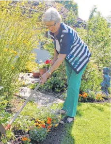  ?? FOTO: MICHAEL HOCHHEUSER ?? Annette Rees hat in ihrem Garten immer etwas zu tun. Seit 20 Jahren ist sie zweite Vorsitzend­e der Spaichinge­r Gartenfreu­nde.