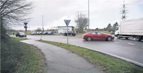  ?? RP-FOTO: ULLI DACKWEILER ?? Die Kreuzung der Xantener Straße mit der Osterather Straße: Bei 33 Unfällen wurden im vergangene­n Jahr sieben Menschen verletzt. Meerbuschs Polizeiche­f schlägt eine neue Verkehrsre­gelung vor.