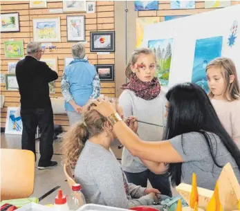  ?? FOTO: KLAUS FLAD ?? Bei Lucy Peña konnten sich die Kinder in der Böttinger Hobby- und Künstlerau­sstellung schminken lassen und basteln.