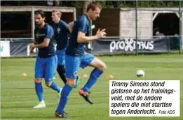  ?? Foto KDS ?? Timmy Simons stond gisteren op het trainingsv­eld, met de andere spelers die niet startten tegen Anderlecht.