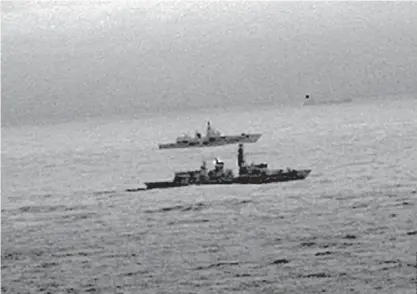  ??  ?? Imagens em infraverme­lho mostram o HMS St. Albans em primeiro plano seguindo o navio russo