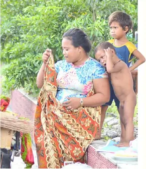  ?? PhotograPh by Joey SanCheZ MendoZa for the daily tribune ?? MeMberS of the badjao tribe are roaming around roxas boulevard in Pasay City to ask for alms to motorists and passersby.