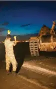  ?? Foto: dpa ?? Ein türkischer Soldat weist einen Panzer an der Grenze zu Syrien ein.