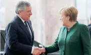  ?? REUTERS ?? In Cancelleri­a. Angela Merkel accoglie Antonio Tajani