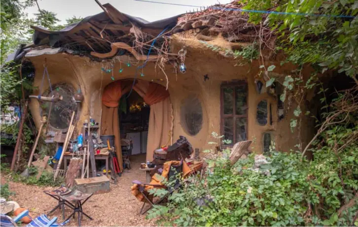  ?? FOTO'S JORIS HERREGODS ?? Het huis van Emiel staat verscholen in een bosje. Op het dak komt nog aarde en groen.