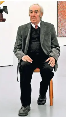  ?? FOTO: HORST OSSINGER/DPA ?? Kunstsamml­er Willi Kemp sitzt im März 2011 vor Werken aus seiner bedeutende­n Sammlung im Museum Kunstpalas­t Düsseldorf.