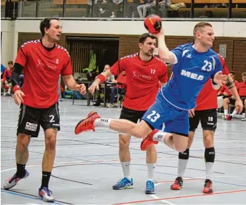  ?? Foto: Melanie Nießl ?? Eine Auswärtsni­ederlage kassierten die Aichacher Handballer zum Saisonende beim TSV Göggingen (rot). Christoph Huber (am Ball) traf viermal.