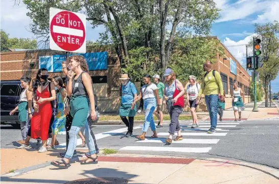  ?? ARMANDO L. SANCHEZ/CHICAGO TRIBUNE PHOTOS ?? Participan­ts walk near West 16th Street and South Hamlin Avenue during a “You Are Here” walk in the Lawndale neighborho­od Aug. 29.