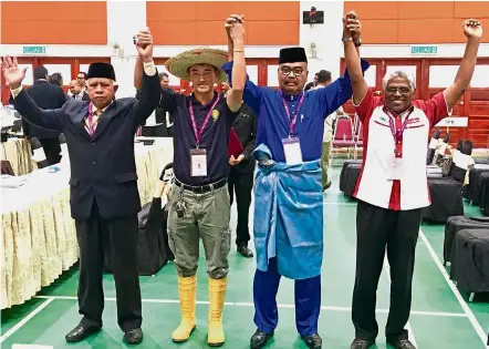  ??  ?? Ready to fight: (From left) Sallehudin, Wong, Ramli and Manogaran posing for a photo at the nomination centre at SMK Sultan Ahmad Shah.