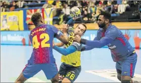  ?? FOTO: UNCITI ?? Borja Lancina es sujetado por dos jugadores del Barça en Artaleku