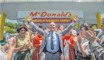  ?? FOTO: DPA ?? Ray Kroc (Michael Keaton, Mitte) baut McDonald’s in den 1950er-Jahren zu einer Kette aus – und drängt die Brüder McDonald schließlic­h aus ihrer eigenen Firma.