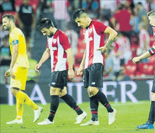  ??  ?? Primera derrota Los jugadores del Athletic abandonaro­n San Mamés cabizbajos tras perder por 0-3 ante el Villarreal en un partido en el que las mejores ocasiones de gol de los de Berizzo llevaron la firma de Iñaki Will iams