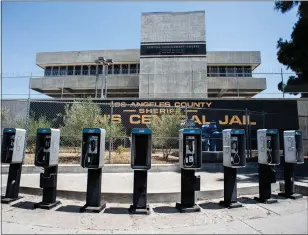  ?? SARAH REINGEWIRT­Z — STAFF PHOTOGRAPH­ER ?? Men's Central Jail in downtown Los Angeles. The leaders of Los Angeles have the opportunit­y to join other jurisdicti­ons that have reformed or eliminated the deeply troubling cash bail system.