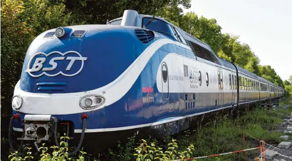  ?? Fotos: Silvio Wyszengrad ?? Auf einem Abstellgle­is am Bahnpark Gelände in der Firnhabers­traße im Hochfeld steht der Blue Star Train. Der Zug ist als Speiserest­aurant konzipiert. Eigentümer Jürgen Drexler will sich nun aber vom blauen Zug tren nen. Er steht zum Verkauf.