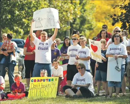  ?? DISPATCH ?? JENNA WATSON Demonstrat­ors take part in a rally at JFK Park to support Reynoldsbu­rg teachers. More than 300 people gathered there yesterday before a negotiatin­g session that lasted about four hours.