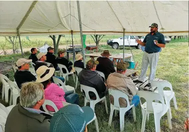  ?? FOTO: LIZA BOHLMANN ?? Ultrahoëdr­ukstrookbe­weiding op mnr. Danie Slabbert se plaas in die distrik Reitz is tydens Landbouwee­kblad se herlewings­landboukon­ferensie besigtig. Die konferensi­e is met die samewerkin­g van die Riemland-studiegroe­p en Graan SA aangebied.