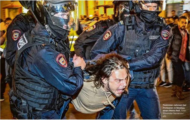  ?? Foto: Alexander Nemenov/ afp ?? Polizisten nehmen bei Protesten in Moskau einen Mann fest.