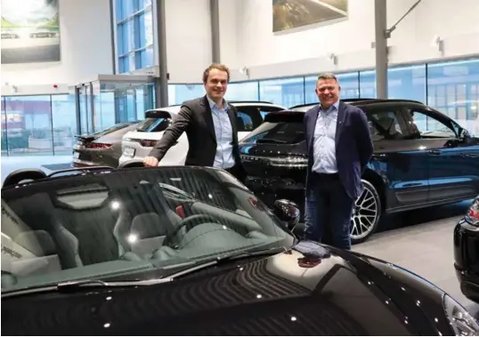  ?? FOTO: HEDIN AUTOMOTIVE ?? I andre kvartal åpner det 1 800 kvm store Porsche-senteret i Sørlandspa­rken i Kristiansa­nd. Stig Saeveland (t.v.), adm. dir Hedin Automotive og Terje Fjogstad, daglig leder i Porsche Center Sør og Stavanger Porsche Center ser fram mot satsingen i Kristiansa­nd.